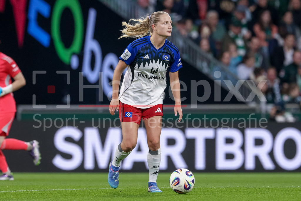 Fussball, Google Pixel Frauen-Bundesliga, SV Werder Bremen - Hamburger SV | Nina Räcke (Hamburger SV, 39) am Ball, Einzelbild, Ganzkörper, Aktion, Action, Spielszene, DIE DFB-RICHTLINIEN UNTERSAGEN JEGLICHE NUTZUNG VON FOTOS ALS SEQUENZBILDER UND/ODER VIDEOÄHNLICHE FOTOSTRECKEN. DFB REGULATIONS PROHIBIT ANY USE OF PHOTOGRAPHS AS IMAGE SEQUENCES AND/OR QUASI-VIDEO.
