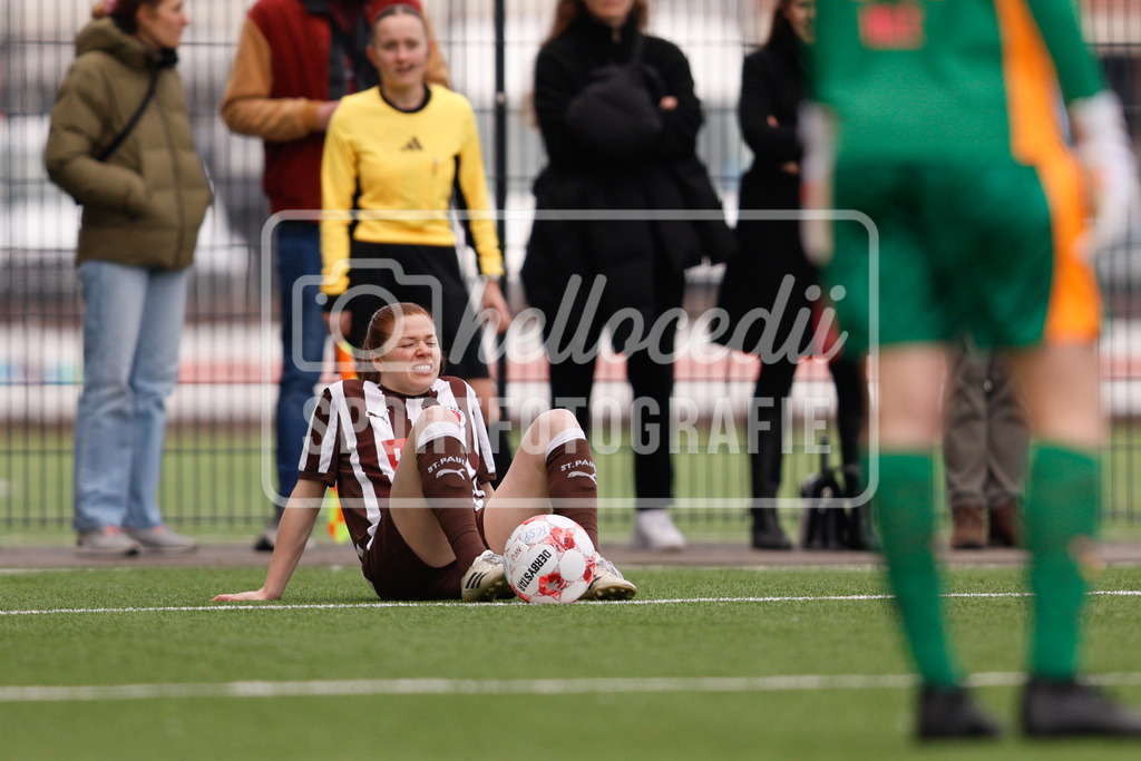 Fußball I Frauen I Saison 2025-2026 I Regionalliga Nord I 15. Spieltag I St. Pauli - SpVg Aurich-33 | Nina Woitzik (5, FC St. Pauli) sitzt auf dem Boden und hat noch Schmerzen vom letzten Zweikampf. - Realisiert mit Pictrs.com
