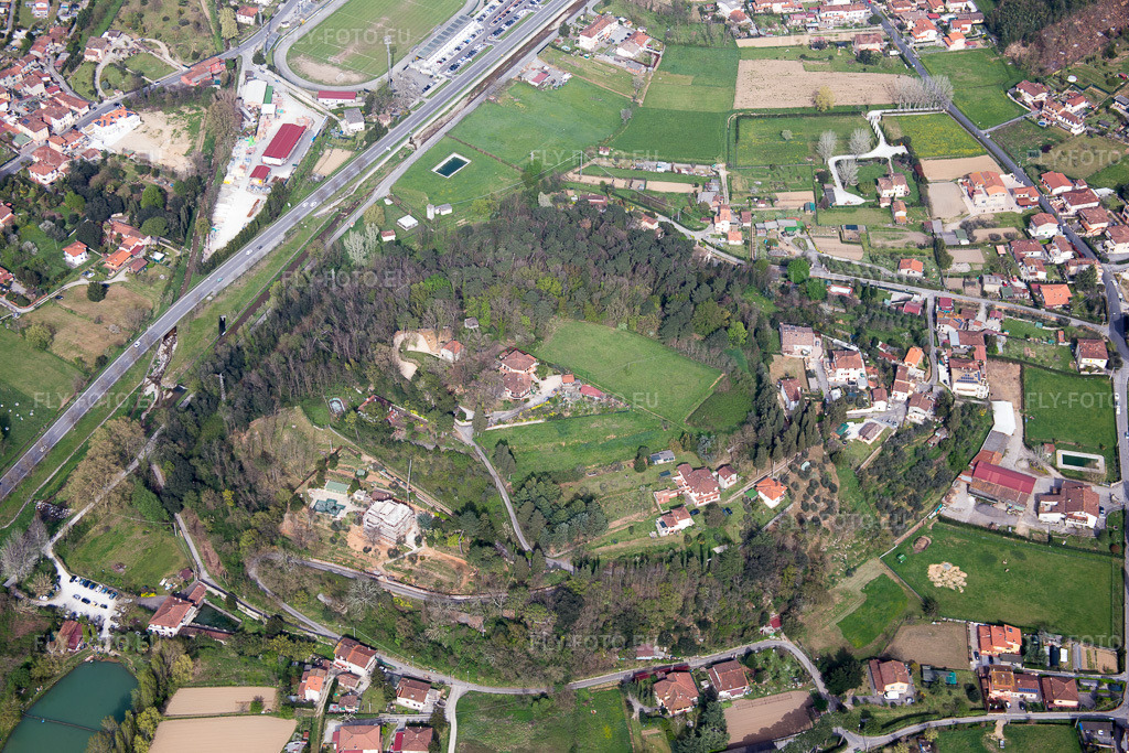 Vue aérienne: Vue de la ville à Camaiore dans le département Toscane, Italie. Photo: IMG_086951.jpg prise le 03/04/2016 par Werner Riehm/FLY-FOTO.eu – Résolution de l'original: 5472 x 3648 px