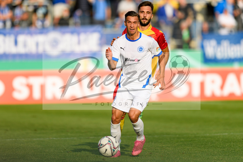 LOTKSC20210809_125 | Fussball, Herren: Tyson Richter (Sportfreunde Lotte) in Aktion, am Ball, Einzelaktion beim Spiel der 1. Runde im DFB-Pokal zwischen SF Lotte und Karlsruher SC im Stadion am Lotter Kreuz am 09.08.2021 in Lotte, Deutschland.DFB / DFL REGULATIONS PROHIBIT ANY USE OF PHOTOGRAPHS AS IMAGE SEQUENCES AND/OR QUASI-VIDEO. - Realisiert mit Pictrs.com