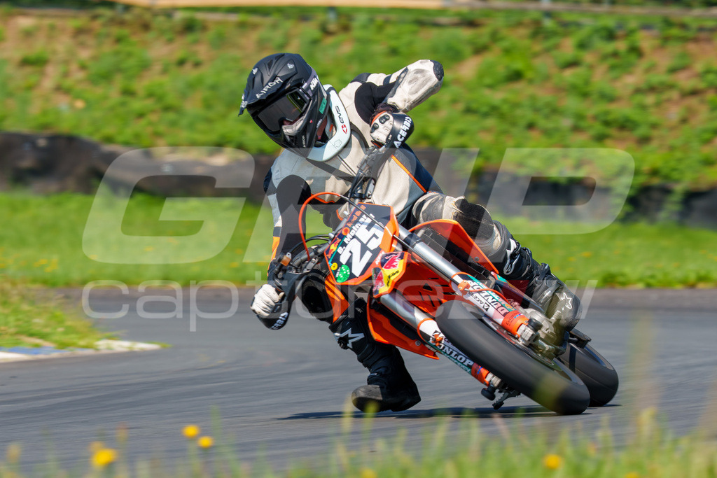 G-Cup + Supermoto Staatsmeisterschaft + Hungarian Supermoto Championship | GRIPcapture steht für authentische Sportfotografie in Österreich – für Momente, die mehr sind als Geschwindigkeit oder Ergebnis. Es geht um Emotion, Spannung, Fokus und den Augenblick, der oft nur einen Wimpernschlag dauert.Ob Motorsport, Teamsport oder 