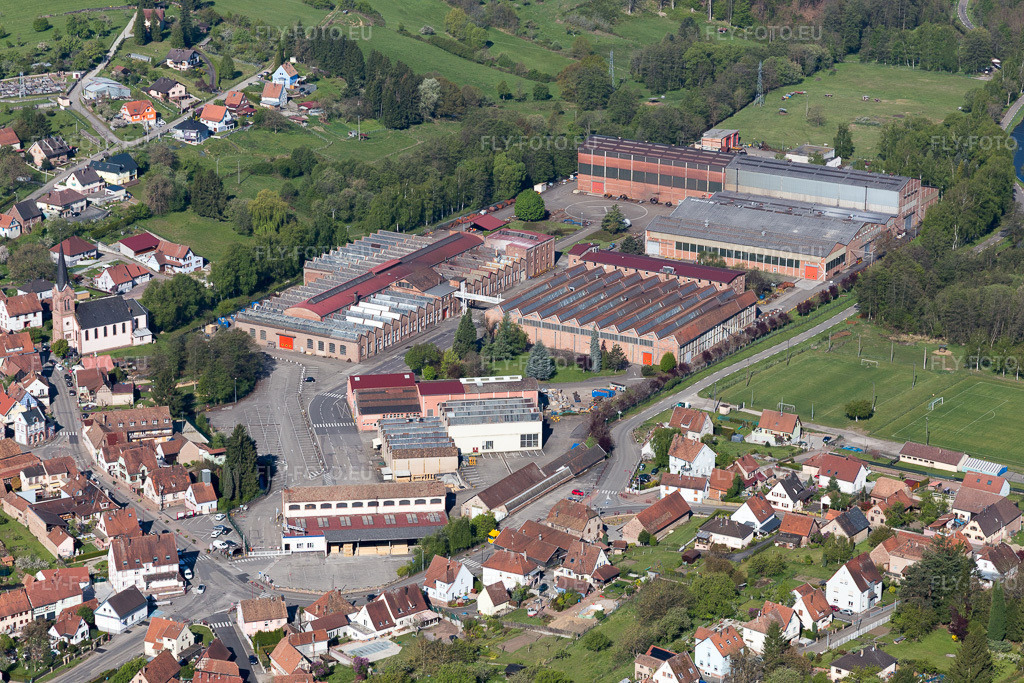 Vue aérienne: Vue de la ville à Zinswiller dans le département Bas Rhin, France. Photo: IMG_099490.jpg prise le 30/04/2017 par Werner Riehm/FLY-FOTO.euRésolution de l'original: 5472 x 3648 px