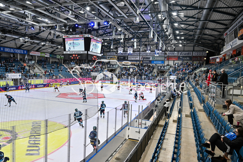 ERC Ingolstadt - Frölunda HC | INGOLSTADT, GERMANY - 02. DECEMBER: die Saturn Arena in Ingolstadt wartet heute auf das Hinspiel der CHL zwischen den Schanzern und Frölunda vor dem Viertefinal Match zwischen dem ERC Ingolstadt und Frölunda HC beim Hinspiel der Champions Hockey League in der Saturn Arena