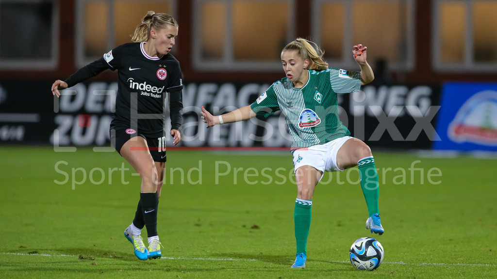 Fussball, Google Pixel Frauen-Bundesliga, SV Werder Bremen - Eintracht Frankfurt | v.li.: Laura Freigang (Eintracht Frankfurt, 10) und Nina Lührßen (SV Werder Bremen, 27) im Zweikampf, Duell, Dynamik, Aktion, Action, Spielszene, DIE DFB-RICHTLINIEN UNTERSAGEN JEGLICHE NUTZUNG VON FOTOS ALS SEQUENZBILDER UND/ODER VIDEOÄHNLICHE FOTOSTRECKEN. DFB REGULATIONS PROHIBIT ANY USE OF PHOTOGRAPHS AS IMAGE SEQUENCES AND/OR QUASI-VIDEO.