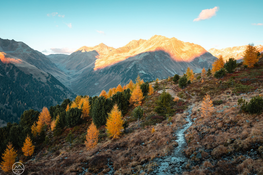 Herbst im Val Tuors | Herbstbild mit Lärchen aus der Region Bergün im GraubündenFormat 3:2 - Realized with Pictrs.com