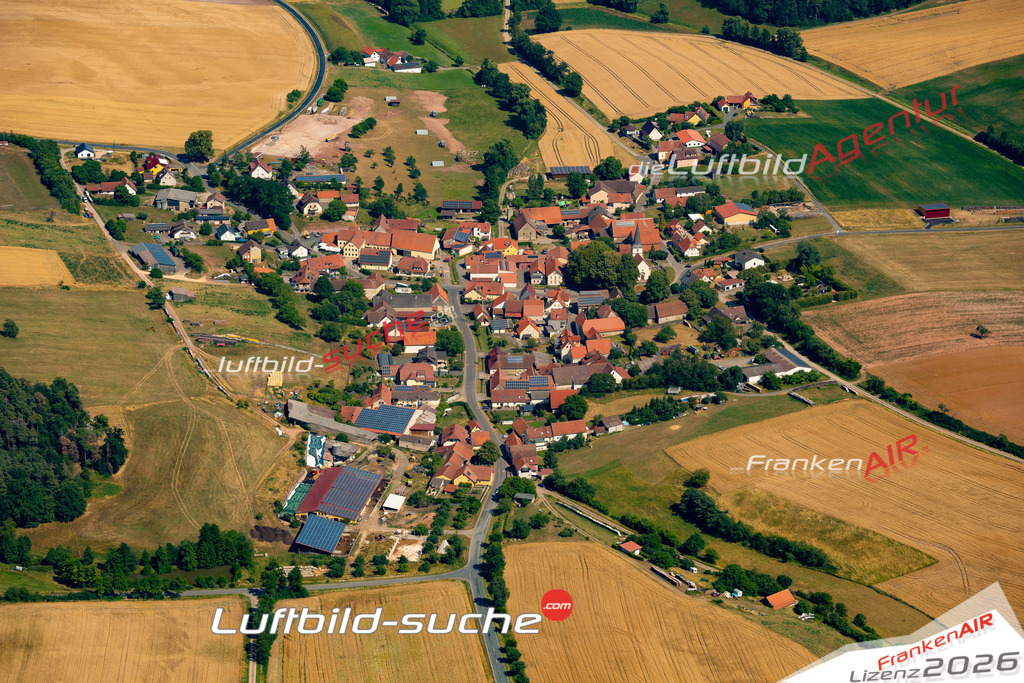 Das Luftbild zeigt : Bischwind am Raueneck Ebern - Die Luftaufnahme wurde 2023 vom UL-Flugzeug aus erstellt ( keine Drohne ) - Hochauflösende Luftaufnahme - Für grossformatige Ausdrucke geeignet. Die Geschenkidee !Mit Lizenz und Bildrechte bestellbar