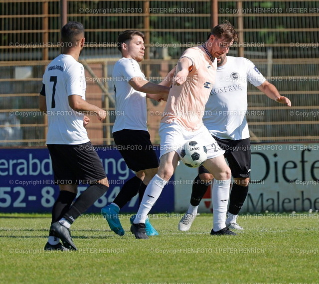 Aufsteiger SV Hummetroth in Hessenliga | 11.05.2025 Fussball Männer Saison 2024 2025 Verbandsliga Viktoria Griesheim - SV Hummetroth v. li. Gioele Fiandaca (25 Griesheim) Nils Herdt (23 Hummetroth) (Foto: Peter Henrich) - Realisiert mit Pictrs.com