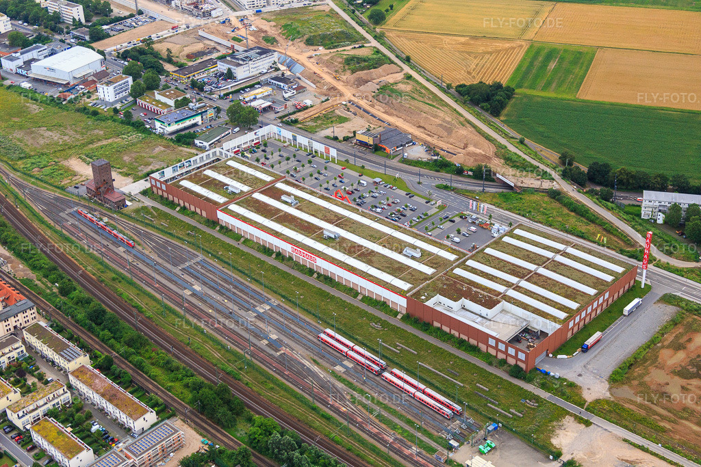 Luftbild: BETRIEBSWERK vor dem BAUHAUS Stadtgarten Heidelberg im Ortsteil Bahnstadt in Heidelberg im Bundesland Baden-Württemberg in Deutschland.Foto: IMG_090807.jpg vom 04.07.2016 durch Werner Riehm/FLY-FOTO.deBETRIEBSWERK HeidelbergWWW.BAUHAUS.INFO
