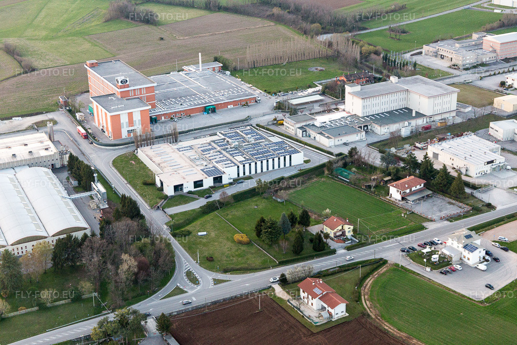 Vue aérienne: Vue de la ville à Zona Industriale Prosciutti dans le département Frioul-Vénétie Julienne, Italie. Photo: IMG_105639.jpg prise le 07/04/2018 par Werner Riehm/FLY-FOTO.eu – Résolution de l'original: 5472 x 3648 px
