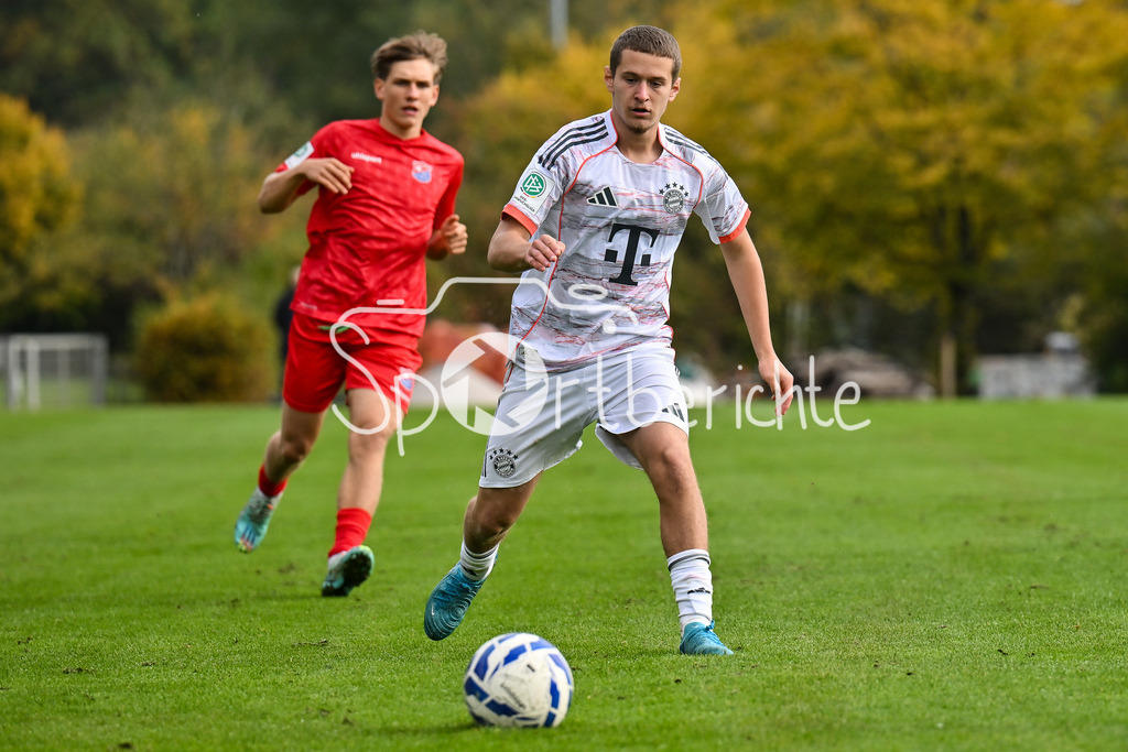 SpVgg Unterhaching U19 - FC Bayern München U19 | am Ball Yll GASHI (FC Bayern München U19 9) / U19 DFB Nachwuchsliga: SpVgg Unterhaching - FC Bayern München; Sportschule Oberhaching am 18.10.2025