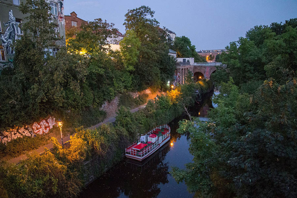 Kaiserbad - Karl-Heine-Kanal | Entdecke über 20 Kategorien Leipzig-Motive: Foto-Downloads, hochwertige Poster, Leinwand- & Fine-Art-Prints. Jetzt Lieblingsfoto im Bildlexikon Leipzig Shop bestellen!