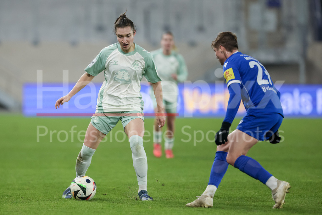 Fussball, Google Pixel Frauen-Bundesliga, FC Carl Zeiss Jena - SV Werder Bremen | v.li.: Sophie Weidauer (SV Werder Bremen, 9) und Gwen Mummert (FC Carl Zeiss Jena, 27) im Zweikampf, Duell, Dynamik, Aktion, Action, Spielszene, DIE DFB-RICHTLINIEN UNTERSAGEN JEGLICHE NUTZUNG VON FOTOS ALS SEQUENZBILDER UND/ODER VIDEOÄHNLICHE FOTOSTRECKEN. DFB REGULATIONS PROHIBIT ANY USE OF PHOTOGRAPHS AS IMAGE SEQUENCES AND/OR QUASI-VIDEO.