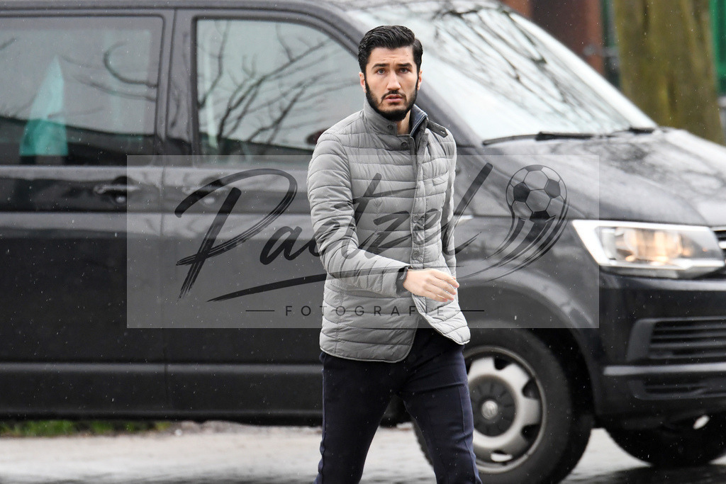 20200227_TRASVW_0004 | Fussball, Herren: Nuri Sahin (Werder Bremen) schaut waehrend der Trainingseinheit des SV Werder Bremen auf dem Trainingsplatz am wohninvest Weserstadion am 27.02.2020 in Bremen, Deutschland. - Realisiert mit Pictrs.com