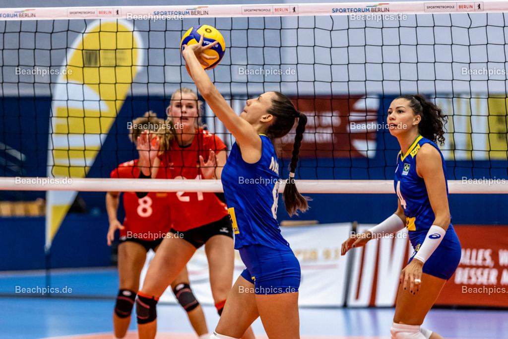 2022-00063307-Testspiel-Deutschland-Brasilien | Zuspiel Marcis CARNEIRO #8 BRA 17.09.2022; Berlin Foto: Gerold Rebsch - www.beachpics.de
