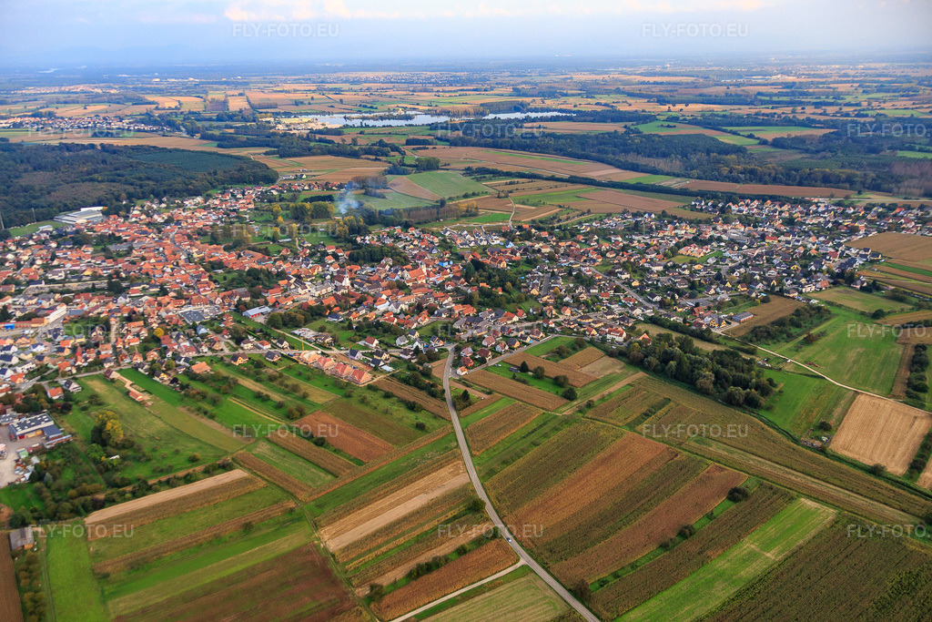 Vue aérienne: Vue de la ville depuis le nord-ouest à Gries dans le département Bas Rhin, France – .Photo: IMG_074232.jpg prise le 04/10/2014 par Werner Riehm/FLY-FOTO.eu – Résolution de l'original: 5472 x 3648 px