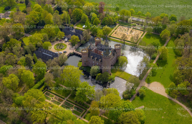 Bedburg-Hau240402452SchlossMoyland | Luftbild, Museum Schloss Moyland, neugotisches Wasserschloss und Schlosspark umgeben von Wiesen und Feldern und Wald, Ausflugsziel am Niederrhein, Moyland, Bedburg-Hau, Niederrhein, Nordrhein-Westfalen, Deutschland