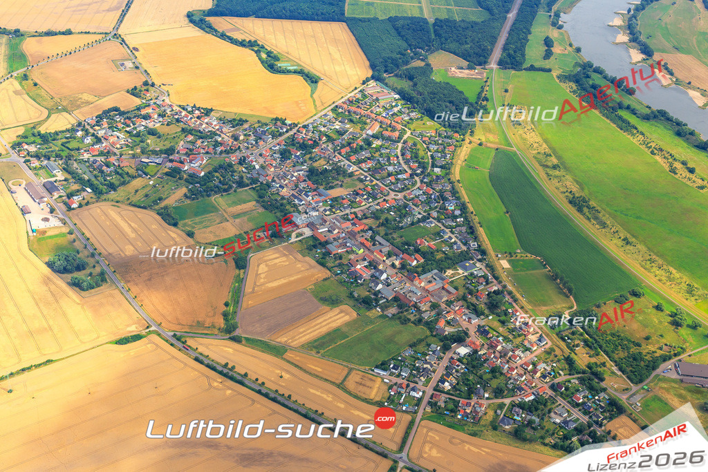Die Luftaufnahme Siedlung Schiffshebewerk - Magdeburg wurde vom UL-Flugzeug (keine Drohne) aus fotografiert.Hohe Druck- Auflösung-die Geschenkidee!