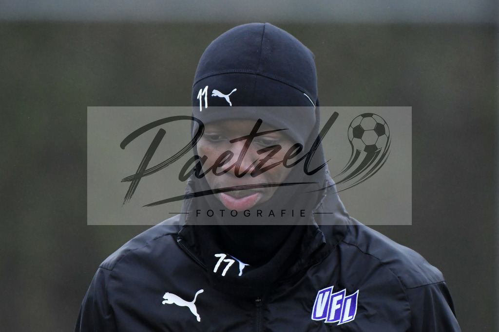 20200125_TRAOSN_0060 | Fußball, Herren: Assan Ceesay (VfL Osnabrück) schaut beim Training des VfL Osnabrück am 25.01.2020 im Sportpark Illoshöhe in Osnabrück, Deutschland.(Foto von Nico Paetzel) - Realisiert mit Pictrs.com
