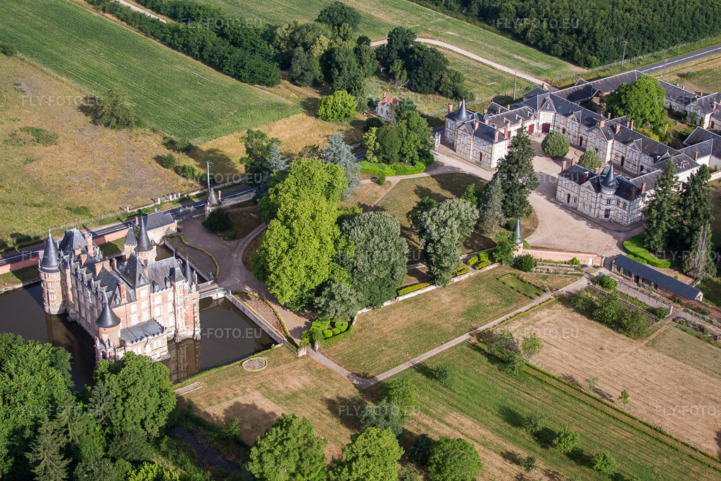 Vue aérienne: Bâtiments et installations du parc du château entouré de douves Château de Combreux à Combreux dans le département Loiret, France – .Photo: IMG_082576.jpg prise le 21/06/2015 par Werner Riehm/FLY-FOTO.eu – Résolution de l'original: 3642 x 2428 px