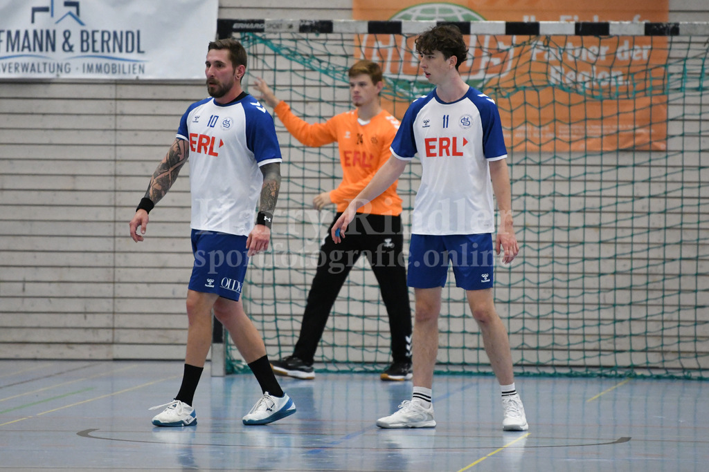 HC Deggendorf | Alexander Kohlbauer (HC Deggendorf) und Jungspund Julian Brumbi (HC Deggendorf) - Realisiert mit Pictrs.com