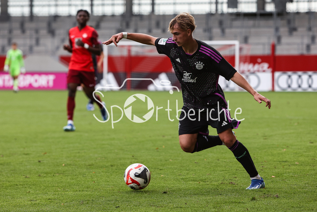 FC Bayern Muenchen U19 - 1. FC Kaiserslautern U19 | Maximilian HENNIG (FCB #3) am Ball / Freisteller / Einzelfoto