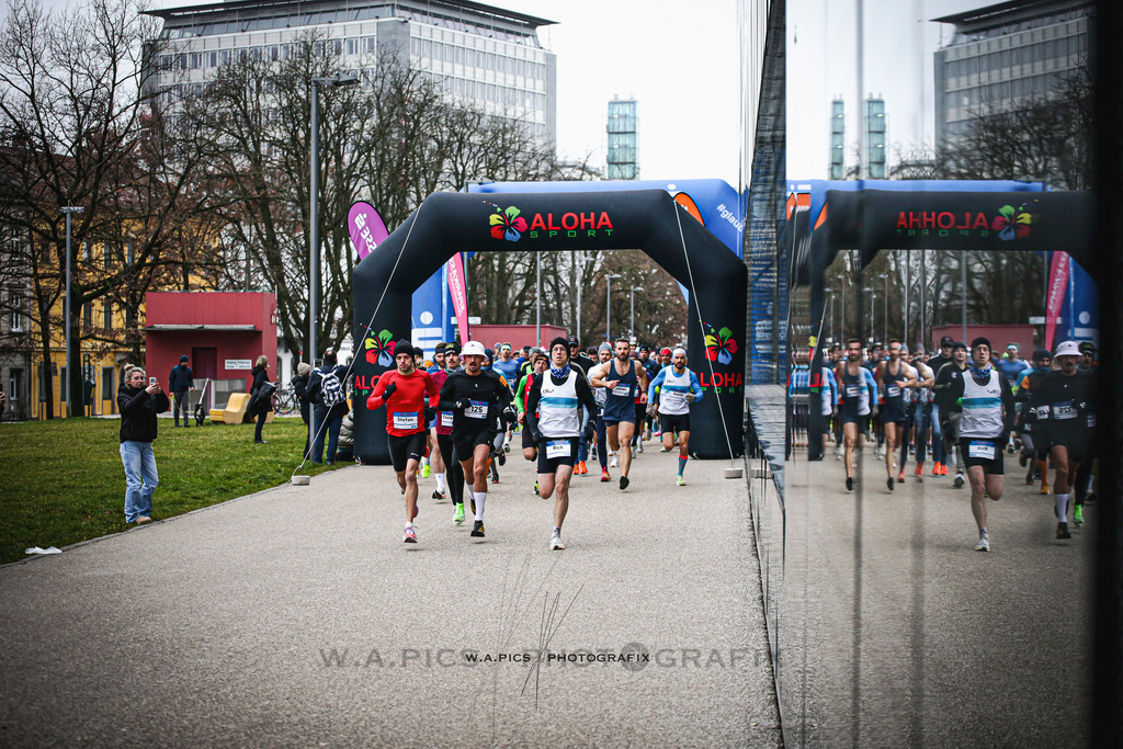 ..... | Linz, AUSTRIA,14. Dezember 25, ALOHA WINTERLAUF DEZEMBER 25 , Image shows: Photo: WAPICS / Andreas Willdoner