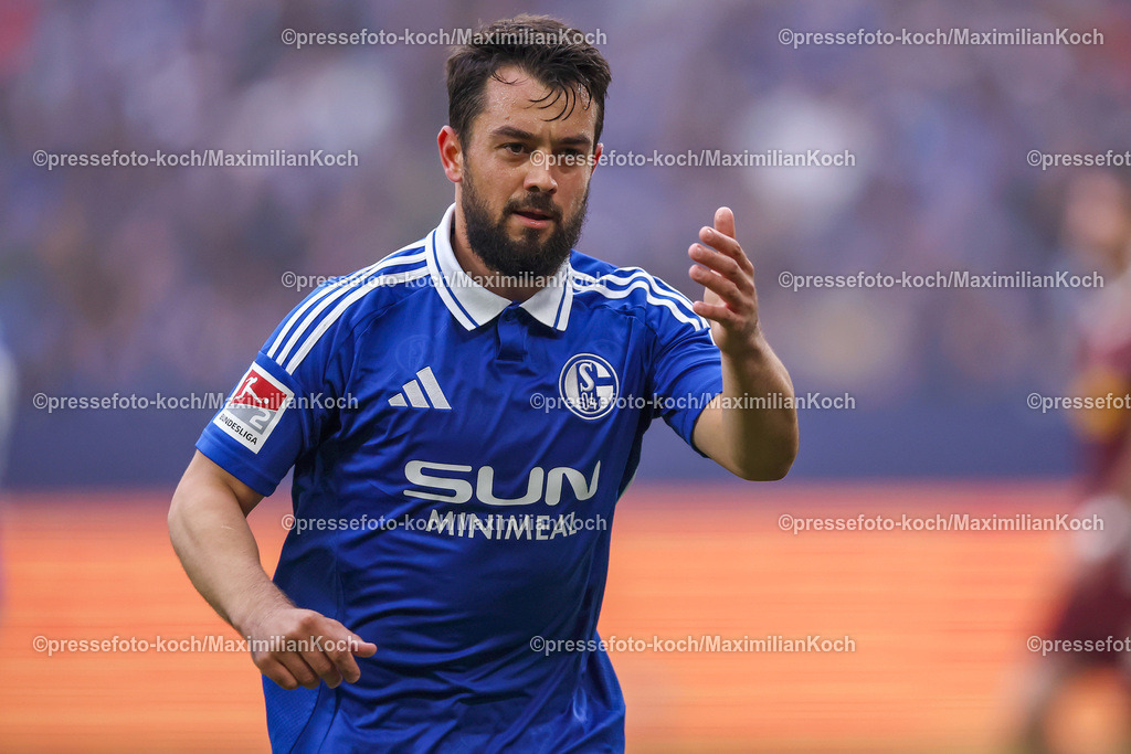Schalke10112402145 | 10.11.2024, Fußball, FC Schalke 04 - SSV Jahn Regensburg, 2. Fußball Bundesliga, Veltins-Arena Gelsenkirchen, Saison 2024 2025: Amin Younes (S04 #8) DFB regulations prohibit any use of photographs as image sequences and or quasi-video.