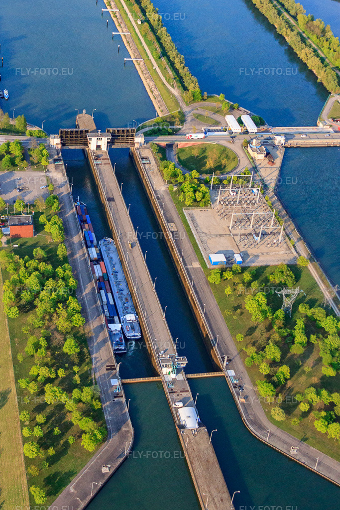 Vue aérienne: Pont de Gambsheim, écluse sur le Rhin à Gambsheim dans le département Bas Rhin, France – .Photo: IMG_39558.jpg prise le 14/04/2011 par Werner Riehm/FLY-FOTO.eu – Résolution de l'original: 2388 x 3582 px
