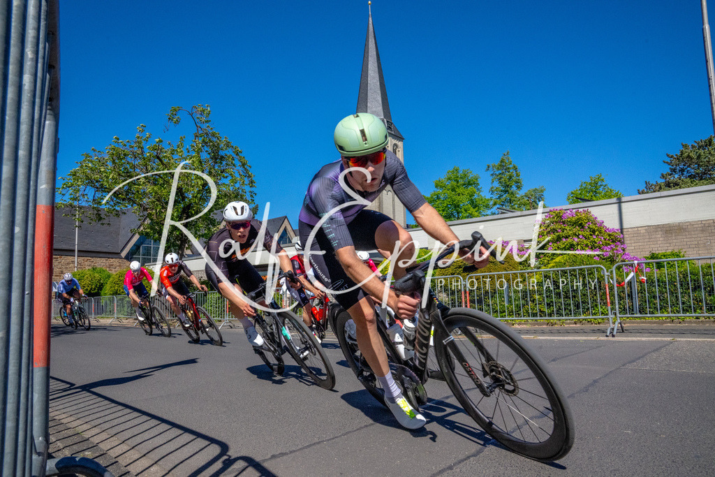 Spurt in den Mai 2026 - Großer Preis der Sparkasse Neuss | Annual one-day road cycling race "Großer Preis der Sparkasse Neuss" held in Büttgen, Germany, organized by VfR Büttgen 1912 e.V. The event features multiple races across all age categories from U11 youth to Elite men. - Realisiert mit Pictrs.com