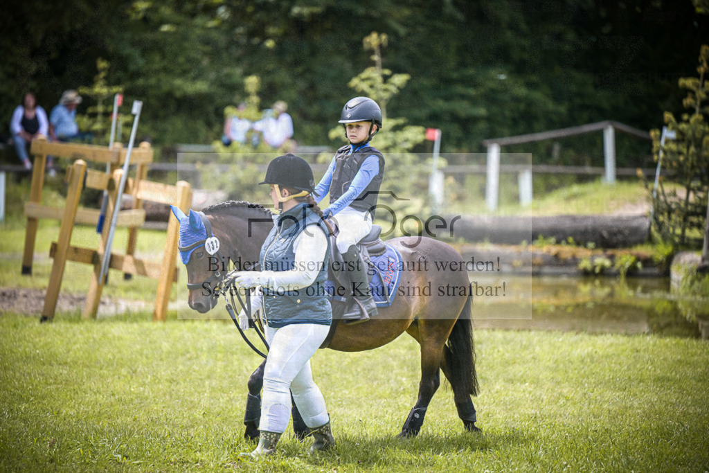 DOS_5149 | Entdecke hochwertige Reitturnierfotos von Foto Oger. Professionell, emotional und authentisch – jetzt Lieblingsmomente im Shop bestellen.Deutschlandweite Turnierfotografie. - Realisiert mit Pictrs.com