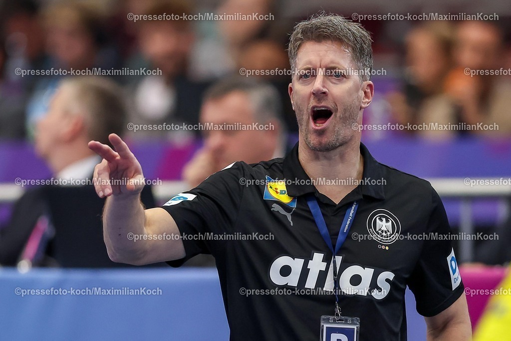 IHF09122501054 | 09.12.2025, Handball WM Frauen, Viertelfinale, Deutschland - Brasilien, 27th IHF Women's Handball World Championship, Westfalenhalle Dortmund: Nationaltrainer Markus Gaugisch (GER #hc) gestikulierend am Spielfeldrand  