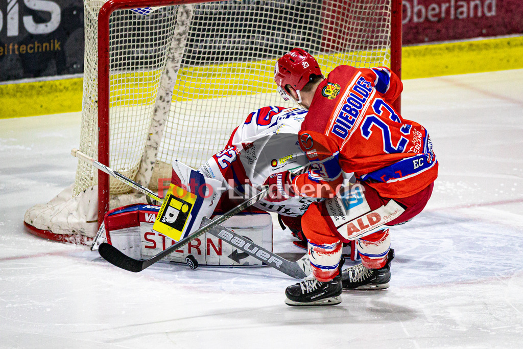 EC Peiting vs Deggendorder SC | Eishockey Oberliga Süd Vorrunde 2024/2025, EC Peiting vs Deggendorder SC, 20241117,Torchance David DIEBOLDER (ECP 23) aber Raphael FÖSSINGER (DSC 92) hält,2024-11-17 in Peiting (Eisstadion)David DIEBOLDER (ECP 23), Raphael FÖSSINGER (DSC 92)Copyright: WolfgangxLindner foto-lindner.de