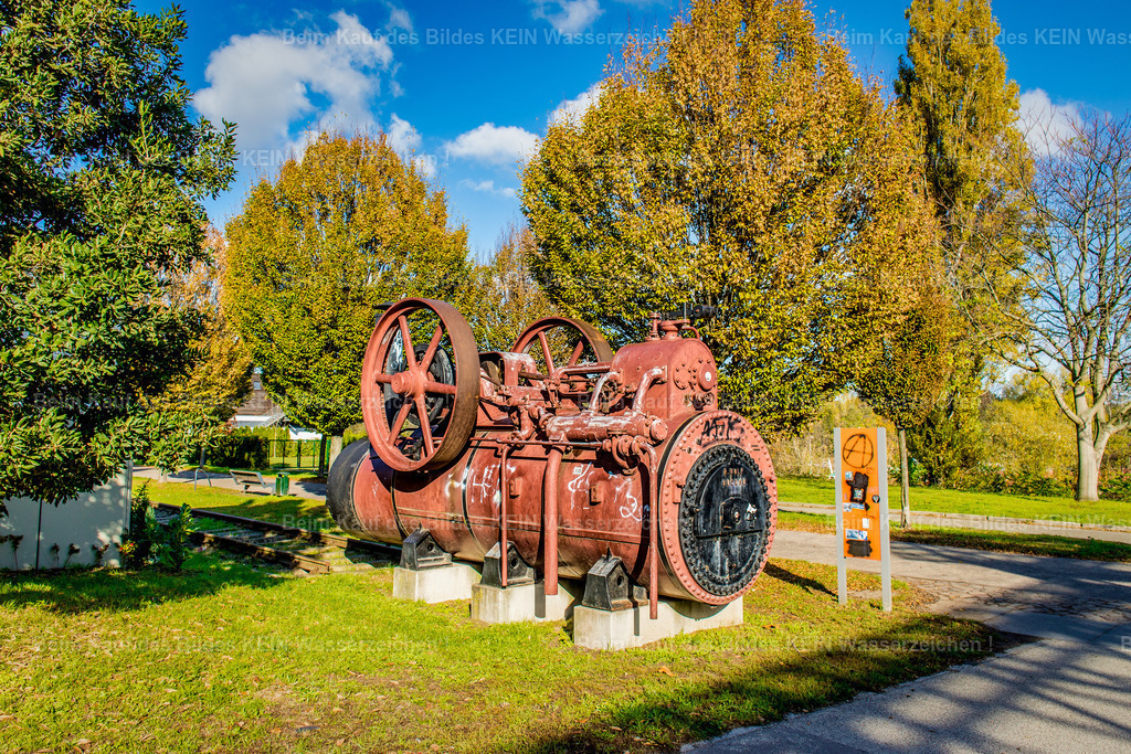 Magdeburg Sehenswürdigkeiten Dampfmaschine in Buckau Sülzehafen Wolf AG-2574 | Die Dampfmaschine in Buckau ist eine denkmalgeschützte Dampfmaschine in Magdeburg in Sachsen-Anhalt. Die Dampfmaschine vom Typ GD wurde im Jahr 1911 in der R. Wolf AG hergestellt. Es handelt sich um ein auf Tragfüßen stehende Einzylinder-Heißdampf-Lokomobile.   - Realisiert mit Pictrs.com