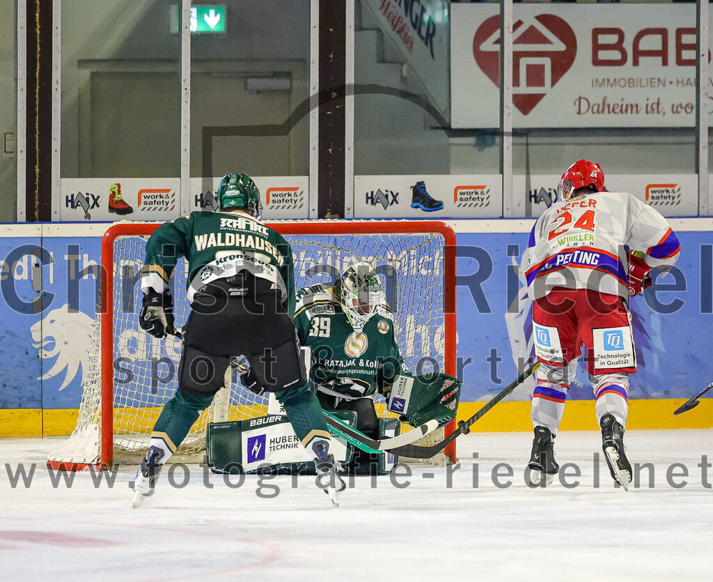 2025-09-14_094_TSV_Erding_gegen_EC_Peiting | Erding, Deutschland, 14.09.2025:Eishockey, Oberliga Süd 2025 / 2026, Testspiel, TSV Erding gegen EC Peiting, Endergebnis: 2:3Mark Waldhausen (Erding Gladiators, #27), Torwart Leon Meder (Erding Gladiators, #39), Thomas Heger (EC Peiting, #24)Foto: Christian Riedel / fotografie-riedel.net