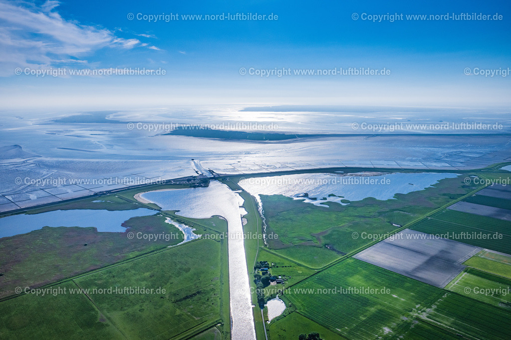 Schlüttsiel_ELS_0684300523 | OCKHOLM 30.05.2023 Sperrwerk- Schleusenanlage und Fährhafen Schlüttsiel im Hauke-Haien-Koog in Nordfriesland im Bundesland Schleswig-Holstein, Deutschland. Aus dem kleinen Hafen fahren Fähren zu den Nordsee- Inseln und Halligen. // Barrier lock system and ferry port Schluettsiel in Hauke-Haien-Koog in North Friesland in the state Schleswig-Holstein, Germany. Foto: Martin Elsen