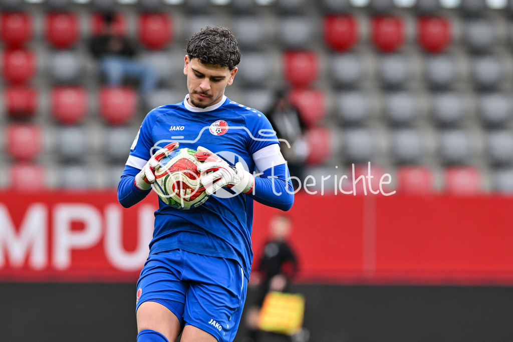 FC Bayern München - Berliner Athletik Klub | MUNICH, GERMANY - 21. FEBRUARY: am BAll Kaan KOPAL (Berliner AK U19 1) / Einzelfoto / Freisteller während dem Spiel zwischen der U19 des FC Bayern München und der U19 des Berliner Athletik Klubs am 3. Spieltag der DFB-U19 Nachwuchsliga am FC Bayern Campus