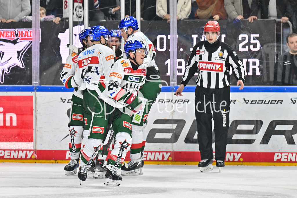 Kölner Haie - Augsburger Panther | Jubel der Panther nach dem Treffer zum 1-3 durch T. J. TREVELYAN (Augsburger Panther #24) / Freude / happy / Tor / torschuetze / DEL: Koelner Haie - Augsburger Panther, Lanxess Arena am 05.01.2025