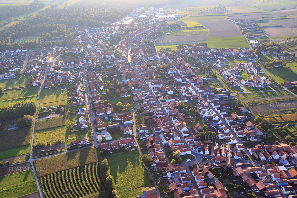 Luftbild: Luitpoldstraße von Osten in Hatzenbühl im Bundesland Rheinland-Pfalz in Deutschland. Foto: IMG_073162.jpg vom 23.09.2014 durch Werner Riehm/FLY-FOTO.de