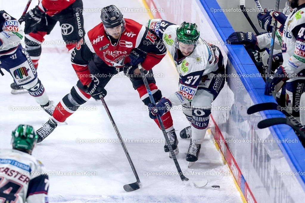 KEC15042601109 | 15.04.2026, Eishockey, DEL Halbfinale Play-Offs, Kölner Haie - Eisbären Berlin, Spiel 4, Lanxess-Arena Köln: Louis-Marc Aubry (Kölner Haie #15) im Zweikampf gegen  Markus Vikingstad (Eisbären Berlin #37) 