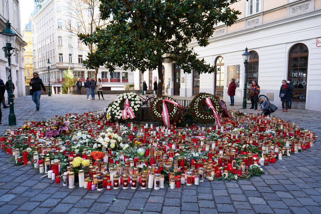 Blumen und Kerzen am Desider-Friedmann-Platz | Wien, Austria - November 06, 2020: Gedenken an den Terroranschlag vom 02.11.2020, Blumen und Kerzen am Desider-Friedmann-Platz. - Realisiert mit Pictrs.com