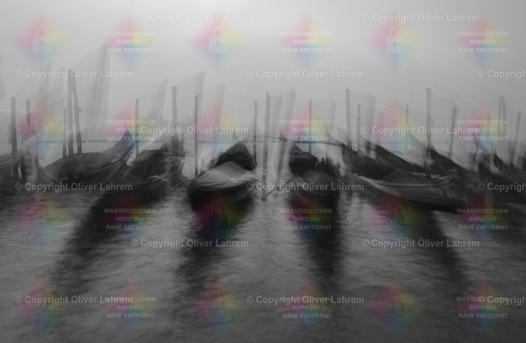 Bewegende Gondeln | Neblige Stimmung in Venedig und die Gondeln bewegen sich an den Pfählen an denen sie angebunden sind. Durch die Bewegung der Gondeln entsteht ein Surrealer Effekt.