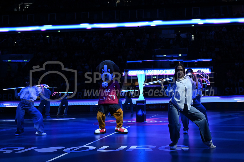 Zug United - HC Rychenberg - 25. April 2026 | Tanzgruppe mit toller Show am L-UPL Superfinal-Spiel zwischen Zug United und HC Rychenberg am 25. April 2026 in der BCF Arena, Fribourg, Schweiz.Bild: Sportfotografie Markus Aeschimann | www.markus-aeschimann.ch - Realisiert mit Pictrs.com