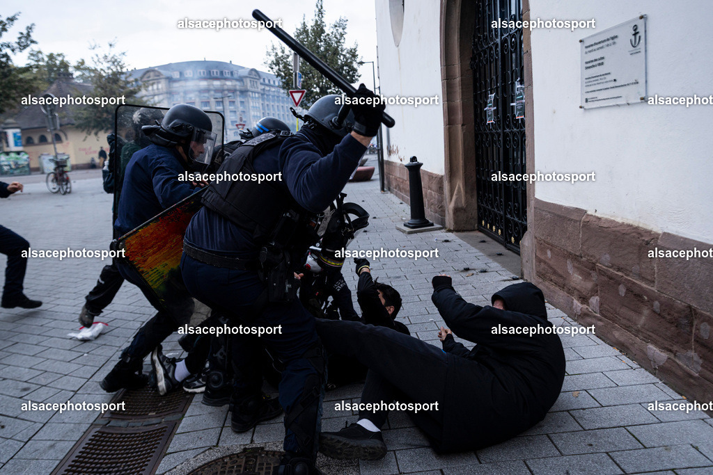 9L6A6970 | Strasbourg, France, 24 octobre 2026. Des manifestants affrontent les forces de l’ordre lors d’une mobilisation dans le centre-ville de Strasbourg. Des policiers interviennent pour disperser des groupes de manifestants, tandis que des gaz lacrymogènes sont utilisés. Des affrontements, des jets de projectiles et des dégradations sont observés dans plusieurs rues. Des barricades et des véhicules en feu témoignent de la tension qui règne en marge de la mobilisation. - Realisiert mit Pictrs.com