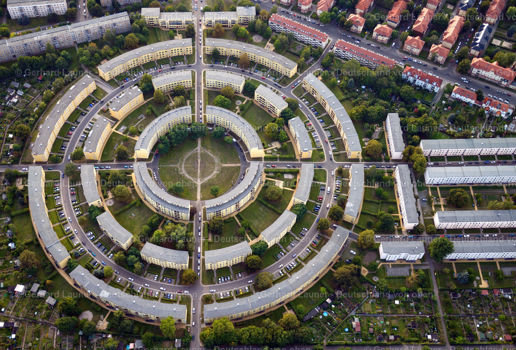 3293883 | LEIPZIG 14.09.2020 Wohngebiet einer Reihenhaus- Siedlung an der Nibelungensiedlung - Rundling im Architekturstil der Neuen Sachlichkeit am Siegfriedplatz - Nibelungenring im Ortsteil Lößnig in Leipzig im Bundesland Sachsen, Deutschland. Weiterführende Informationen bei: Leipziger Wohnungs- und Baugesellschaft mbH. // Residential area a row house settlement Nibelungensiedlung - Rundling on Siegfriedplatz - Nibelungenring in the district Loessnig in Leipzig in the state Saxony, Germany. Further information at: Leipziger Wohnungs- und Baugesellschaft mbH. Foto: Gerhard Launer