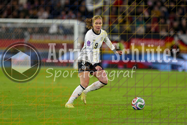 Deutschland vs Frankreich - Halbfinale - UEFA Women's Nations League | Düsseldorf, Deutschland, 24.10.25:   Sjoeke Nüsken ( Deutschland ) gestikuliert, Gestik in Aktion am Ball, Einzelaktion waehrend des Halbfinals der UEFA Women's Nations League zwischen Deutschland vs Frankreich in der Merkur-Spiel-Arena(Foto von Brauer-Fotoagentur / Adrian Schlueter)