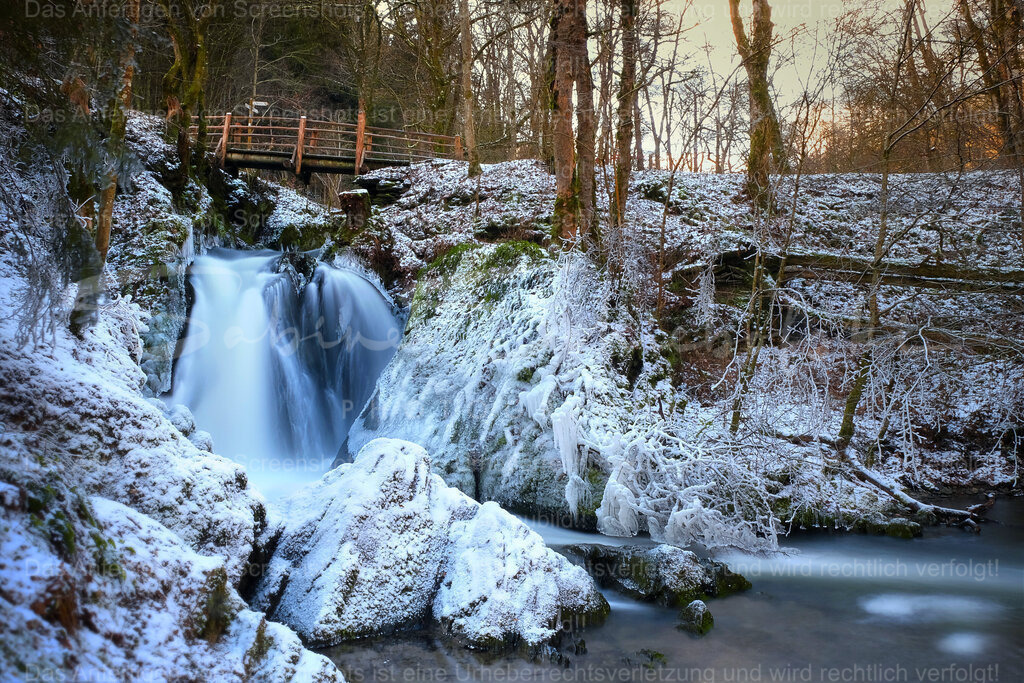 "Die Rausch" im Winter | Der Wasserfall Die Rausch in der Nähe von Maria Martental ist ein beeindruckendes Naturphänomen, das viele Besucher anzieht. Er stürzt in mehreren Kaskaden über Felsen und bietet ein malerisches Schauspiel, das besonders in den Frühlingsmonaten, wenn das Wasser durch die Schneeschmelze besonders stark fließt, sehr eindrucksvoll ist. Die Umgebung ist ideal für Wanderungen und bietet zahlreiche Möglichkeiten, die Natur zu erkunden. - Realisiert mit Pictrs.com