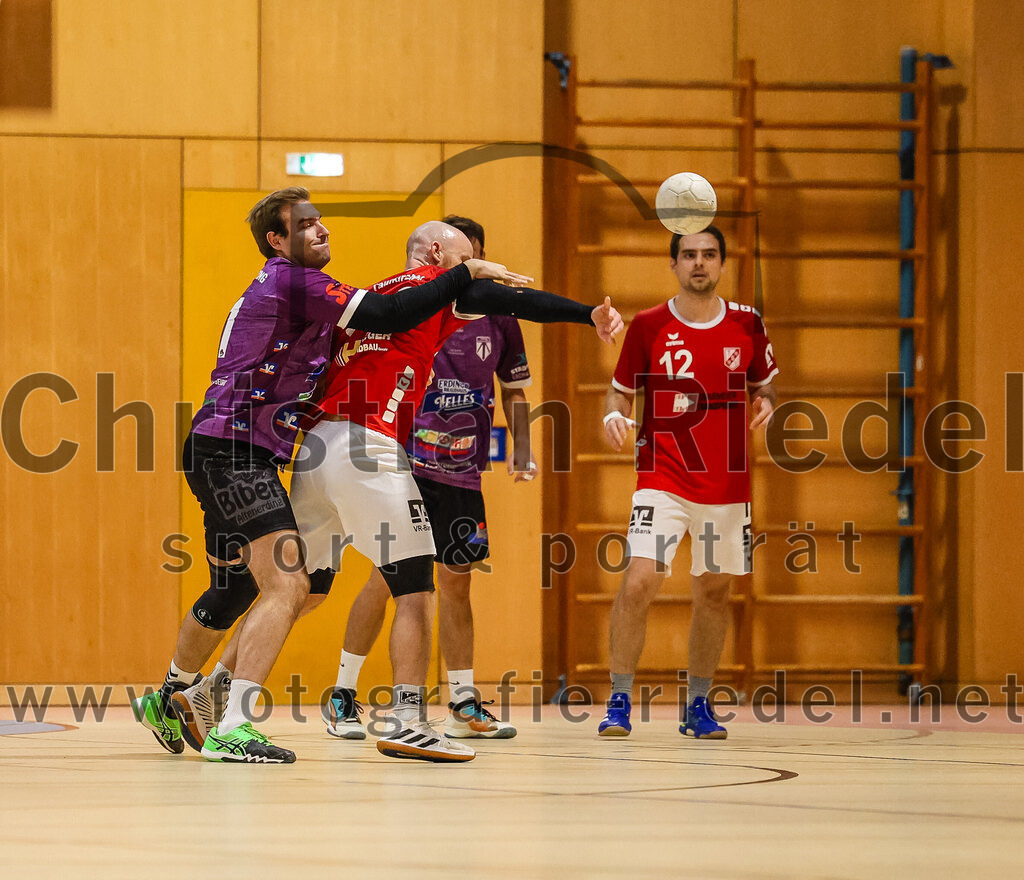 2024-10-20_047_SpVgg_Altenerding_II_gegen_TSV_Taufkirchen-Vils | Erding, Deutschland, 20.10.2024:Handball, Bezirksliga Männer Ost 2024 / 2025, 3. Spieltag, SpVgg Altenerding II gegen TSV Taufkirchen/Vils, Endergebnis: 15:20Niklas Zech (SpVgg Altenerding, #91), Dion Heydemann (TSV Taufkirchen/Vils, #17), Martin Kolbinger (TSV Taufkirchen/Vils, #12)Foto: Christian Riedel / fotografie-riedel.net