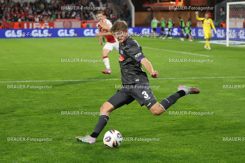 Rot-Weiss Essen - VFL Osnabrück | Essen, Deutschland, 17.09.2025 Frederik Christensen (VFL Osnabrück) Einzelaktionwährend des 3.Liga Spiels zwischen  Rot-Weiss Essen und VFL Osnabrück am 17.09.2025 im Stadion an der Hafenstraße in Essen. (Foto von Timo Bluhmki-Schmidt/Brauer Fotoagentur
