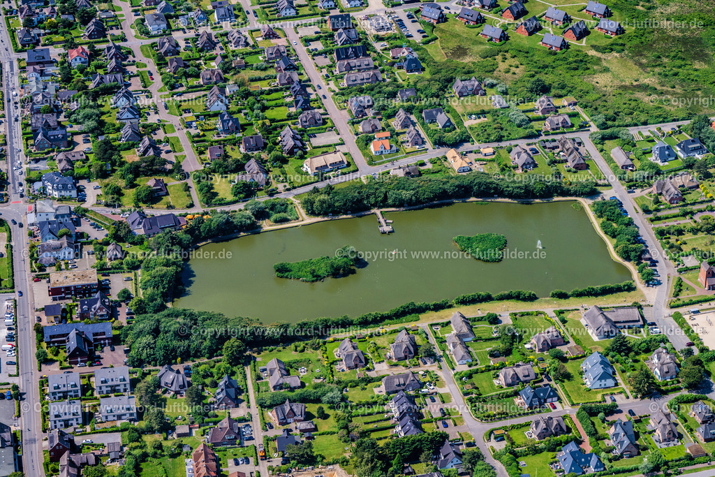 Sylt_Wenningstedt_Dorfteich_ELS_4973130625 | WENNINGSTEDT (SYLT) 21.06.2025 Ortsansicht der Straßen und Häuser der Wohngebiete und dem Dorfteich in Wenningstedt (Sylt) auf der Insel Sylt im Bundesland Schleswig-Holstein, Deutschland. // Town view of the streets and houses of the residential areas and the village pond in Wenningstedt (Sylt) on the island of Sylt in the state Schleswig-Holstein, Germany. Foto: Martin Elsen