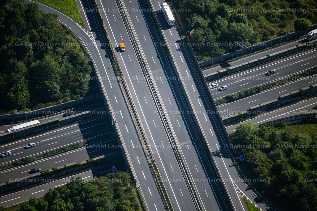 4034930 | BRAUNSCHWEIG 31.07.2020 Verkehrsführung und Fahrbahnen der Straßenführung am Autobahnkreuz der BAB A2 - 391 Braunschweig-Nord an der Straße Braunschweiger Westtangente in Braunschweig im Bundesland Niedersachsen, Deutschland. Weiterführende Informationen bei: Die Autobahn GmbH des Bundes. // Traffic flow at the intersection- motorway A 2 - 391 in Brunswick in the state Lower Saxony, Germany. Further information at: Die Autobahn GmbH des Bundes. Foto: Gerhard Launer